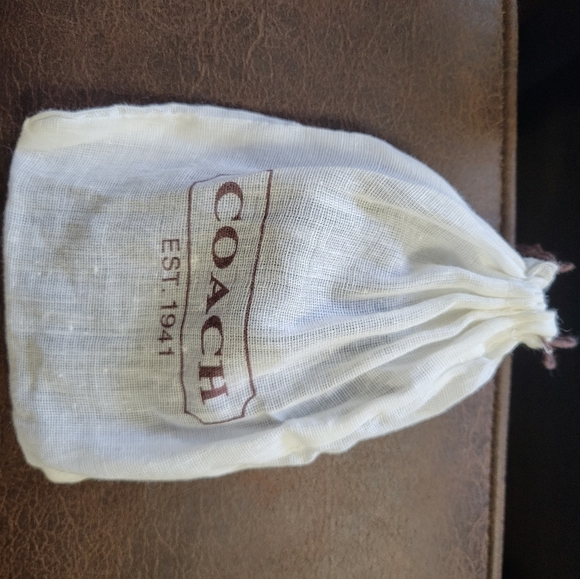 COACH ID change case w/key chain NWOT comes w/ drawstring white bag. - Picture 4 of 4